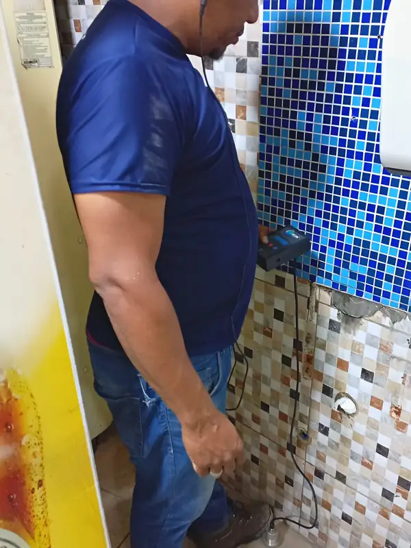Escuta na parede revestida: O geofone capta a água correndo no cano embutido sem tirar uma pastilha.