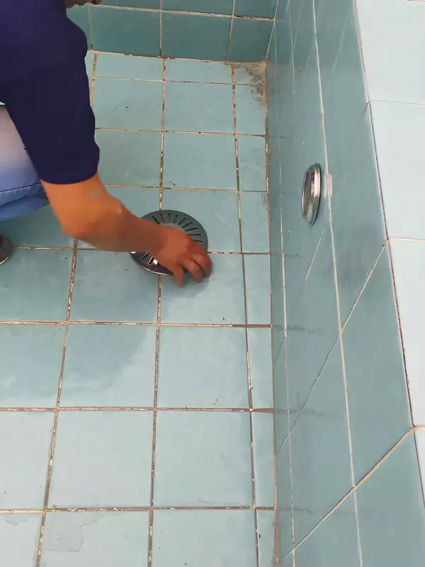 Ralo de fundo em análise: Com a piscina vazia, o ralo de fundo é conferido: peça que costuma perder água.