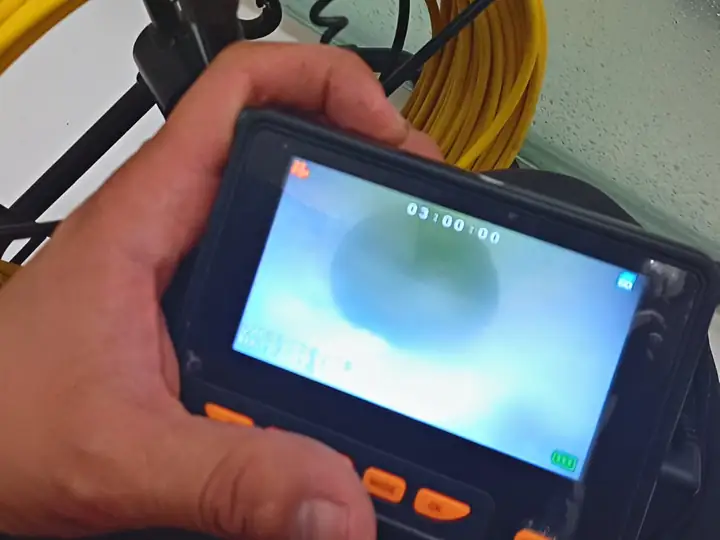 Monitor da câmera de vídeo inspeção mostrando o interior de um cano