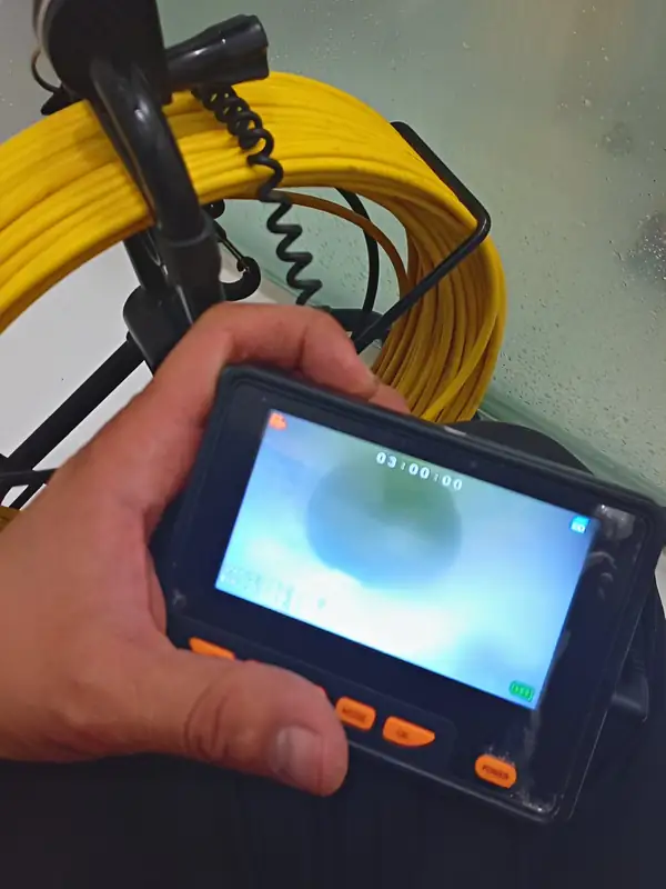 Interior do cano na tela: A imagem chega ao vivo ao monitor enquanto a sonda avança pela rede.